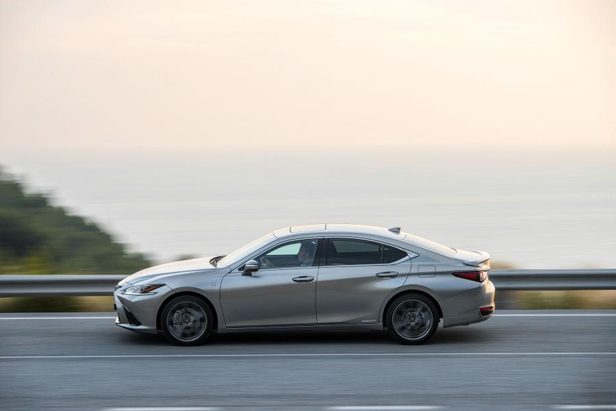  Lexus ES300h F-Sport 2018 года  (WW) (фото 40 из 46)